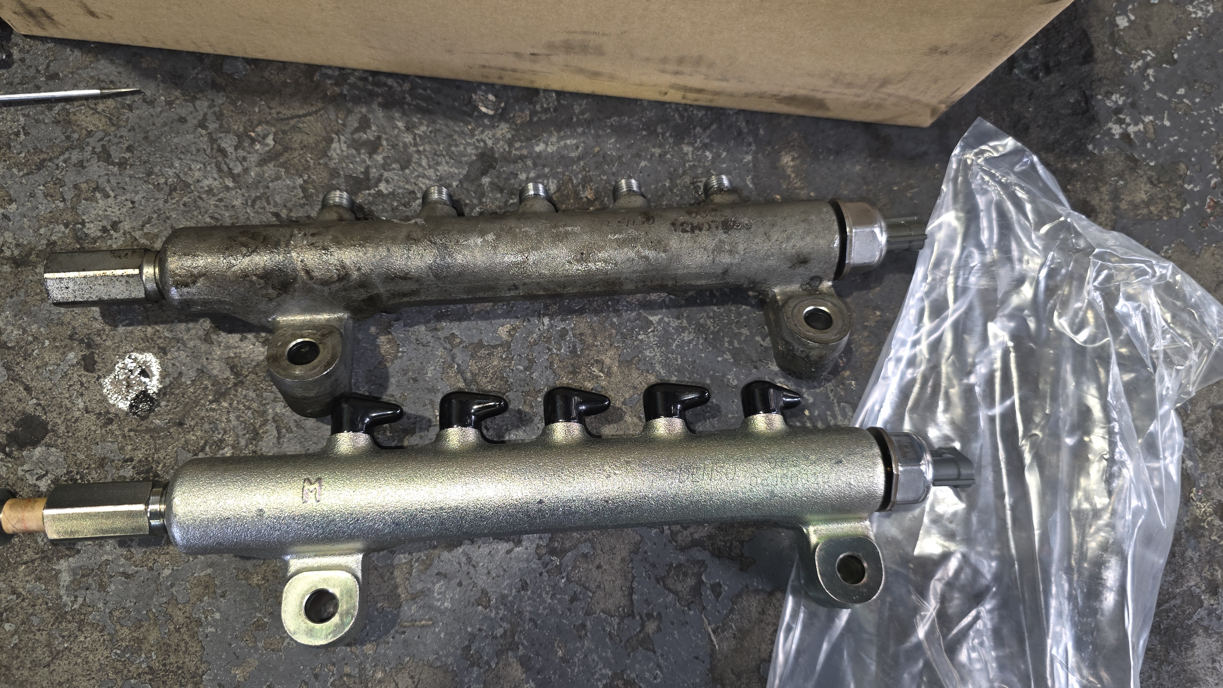 Comparison of a faulty and brand new genuine fuel rail of Nissan Navara D40 at JustFix Automotive